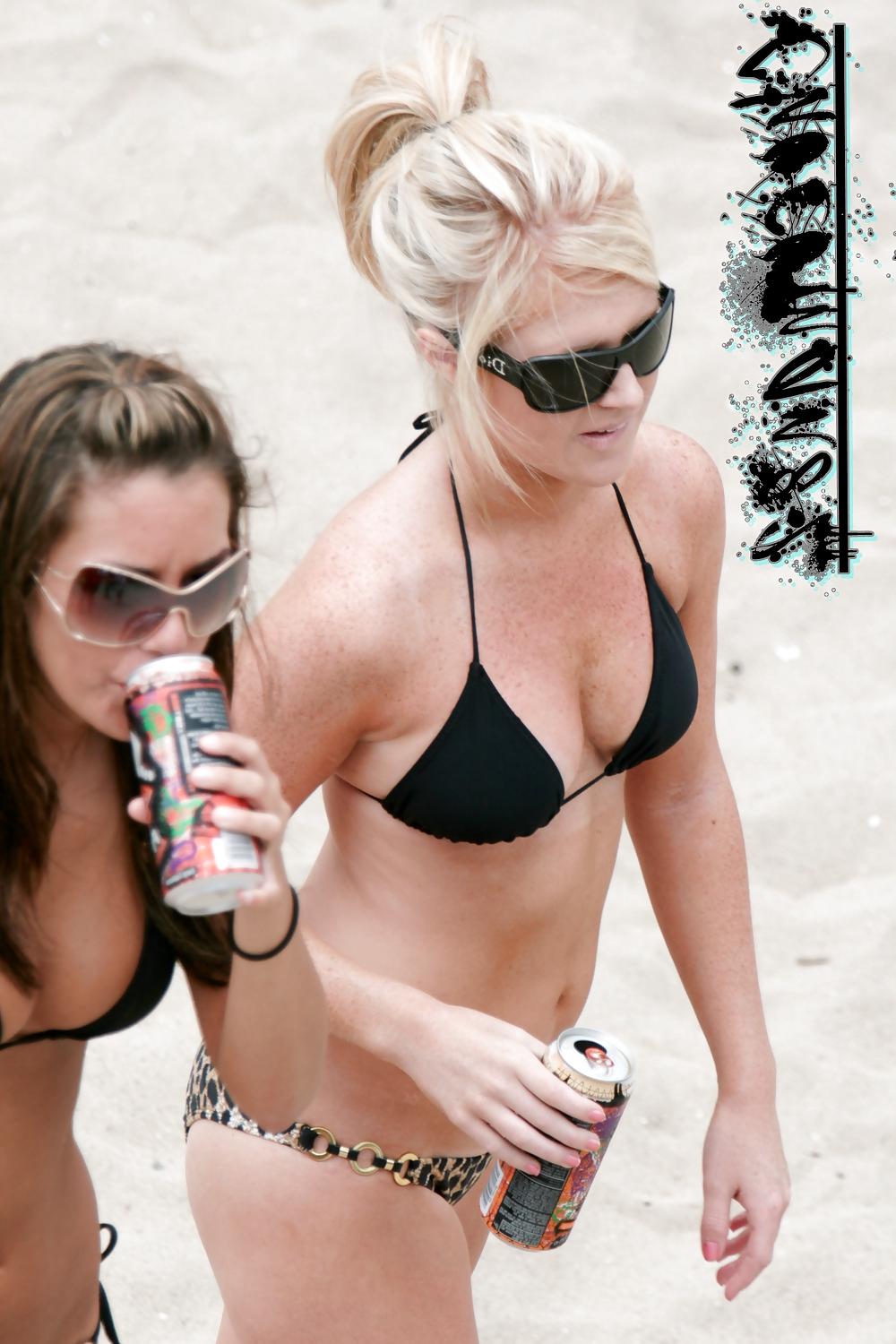 13P Beauties on the beach voyeur
