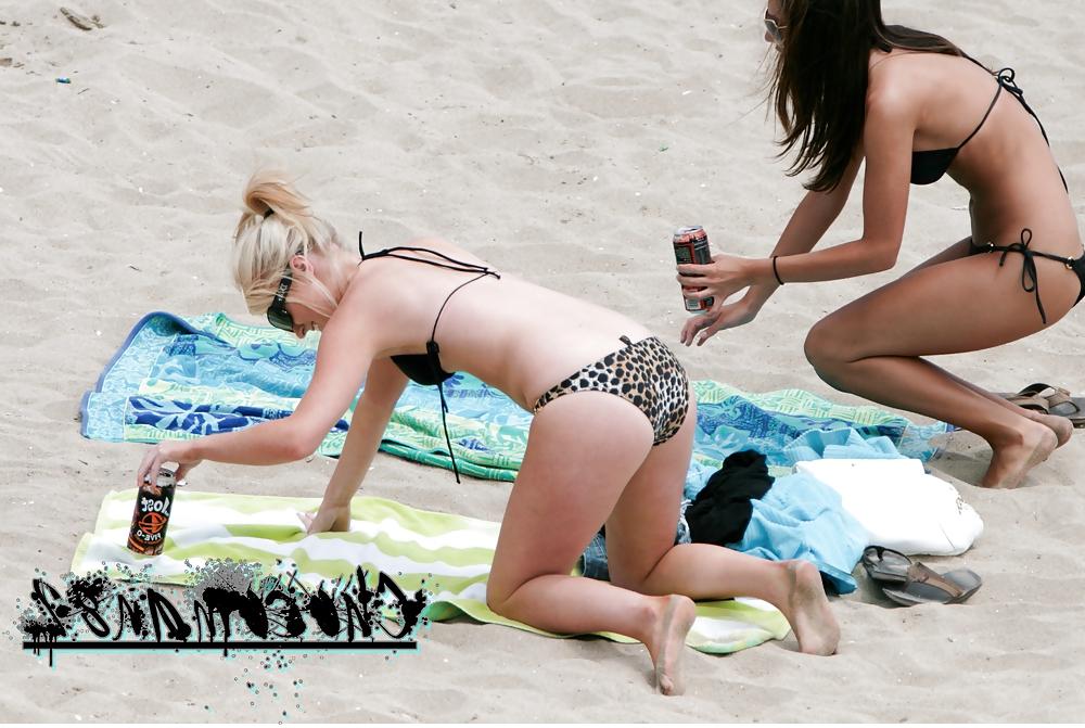 13P Beauties on the beach voyeur