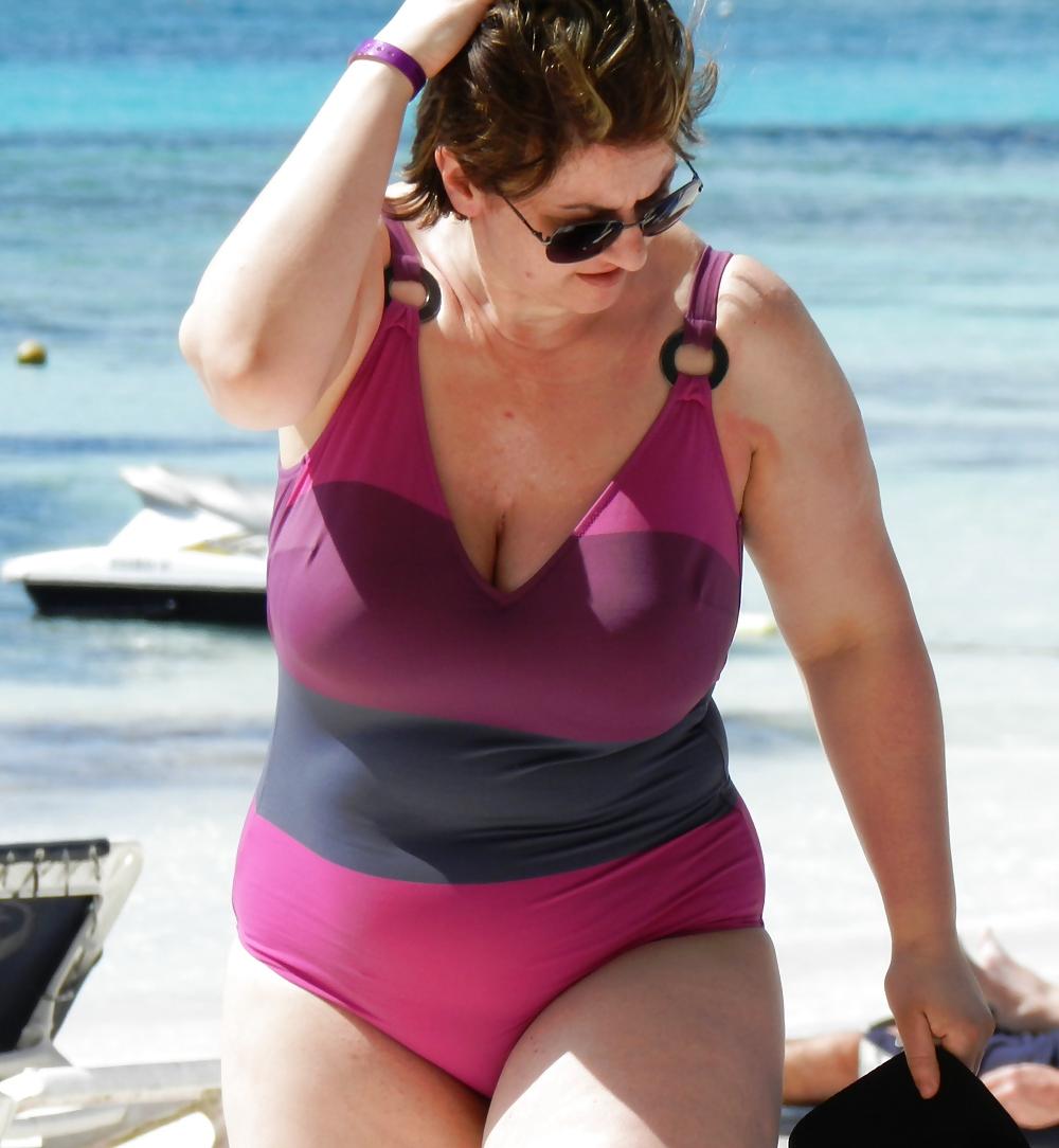 25P Beach milfs and grannies