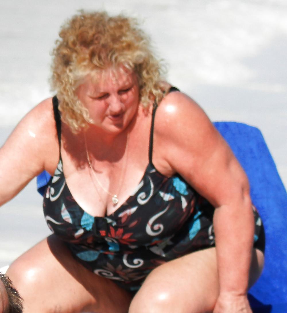25P Beach milfs and grannies