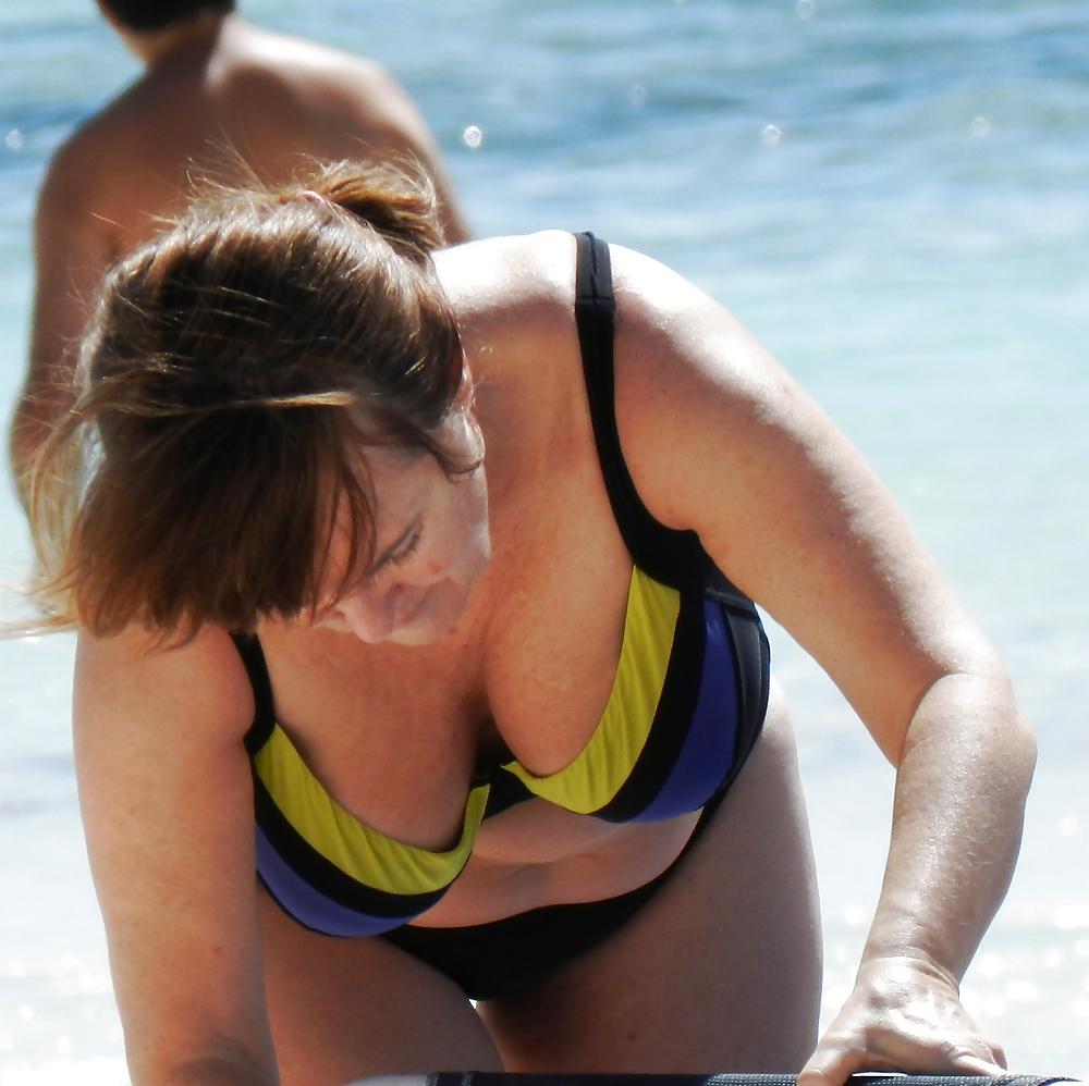 25P Beach milfs and grannies
