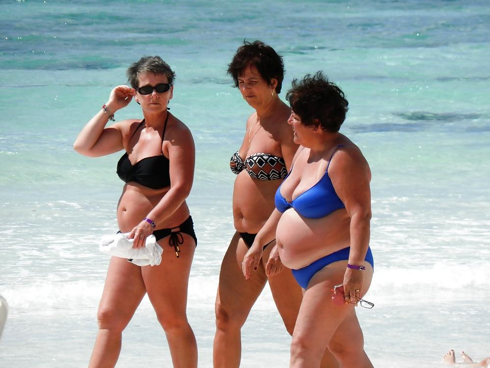 25P Beach milfs and grannies