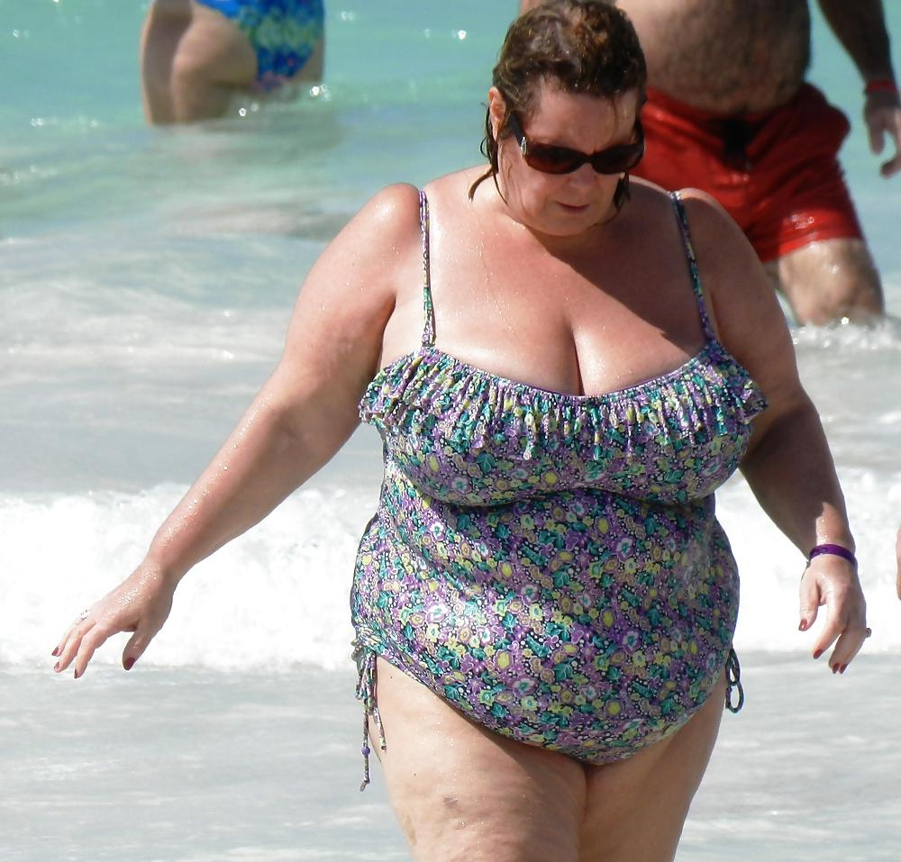 25P Beach milfs and grannies