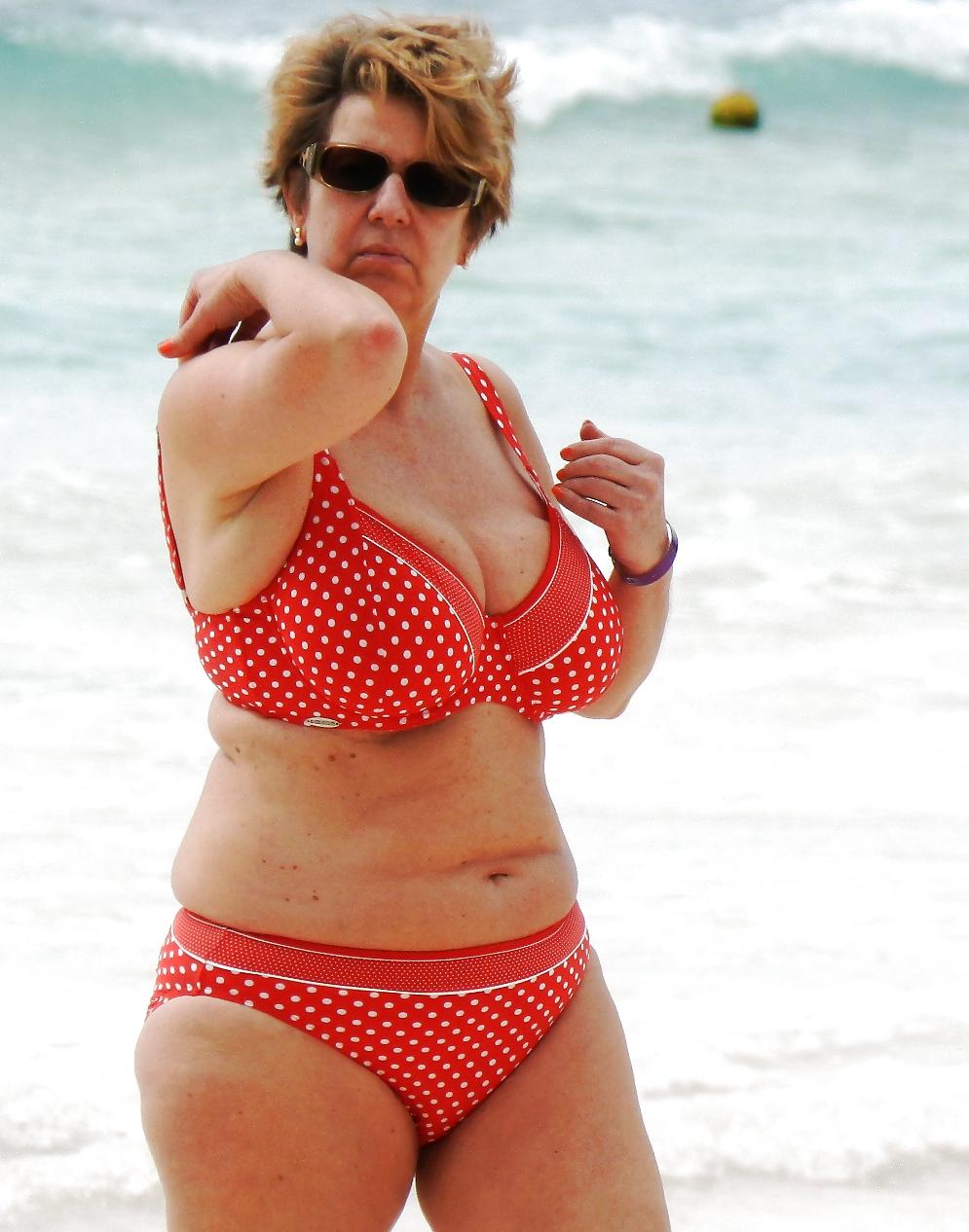 25P Beach milfs and grannies