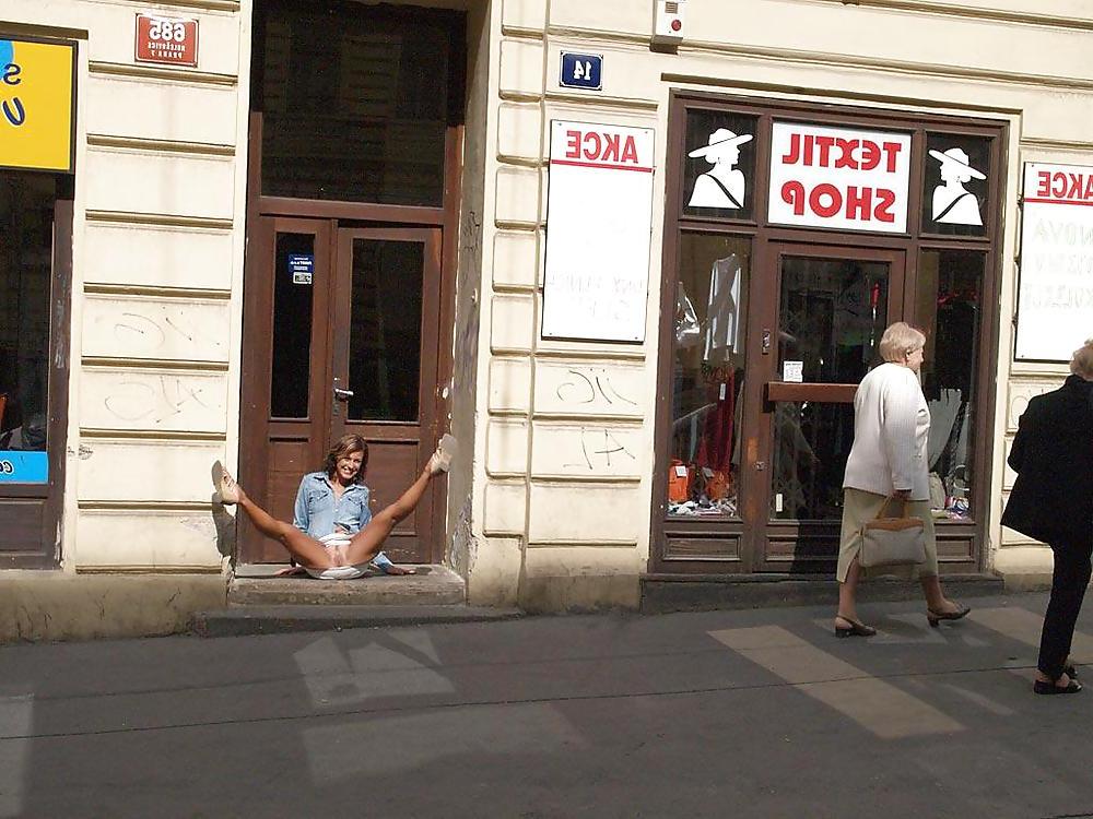 25P PUBLIC FLASHING: SHOWING PUSSY OUTDOORS