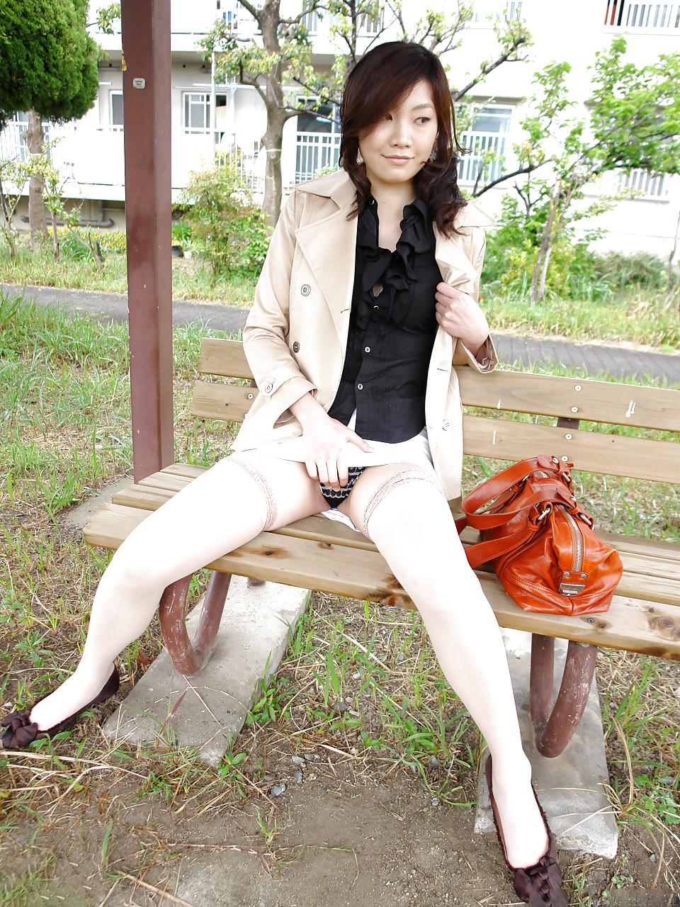 10P Japanese girl flashing