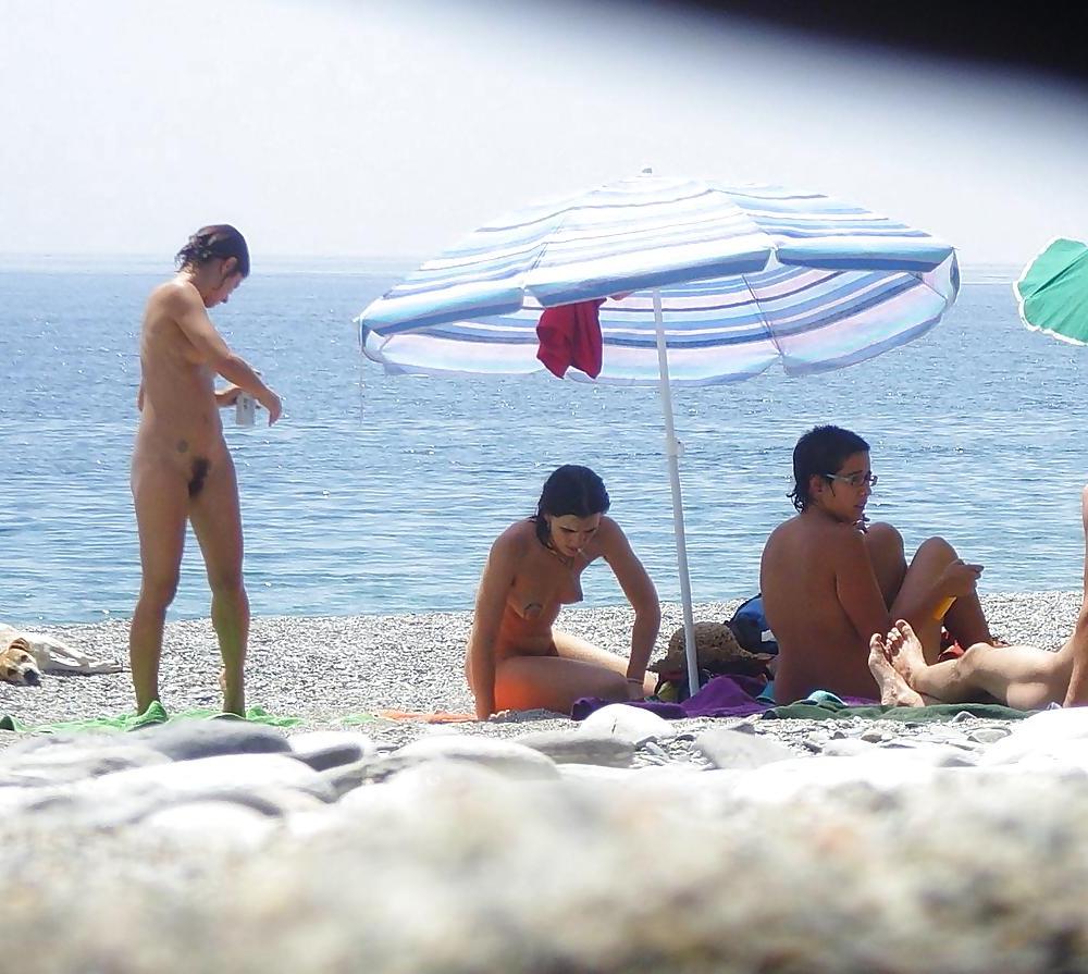 25P Ausziehen, Strippen oder Nacktwerden am Strand 1