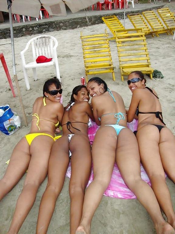 25P WOMAN IN WILD BIKINI(NA PRAIA DE BIKINE)