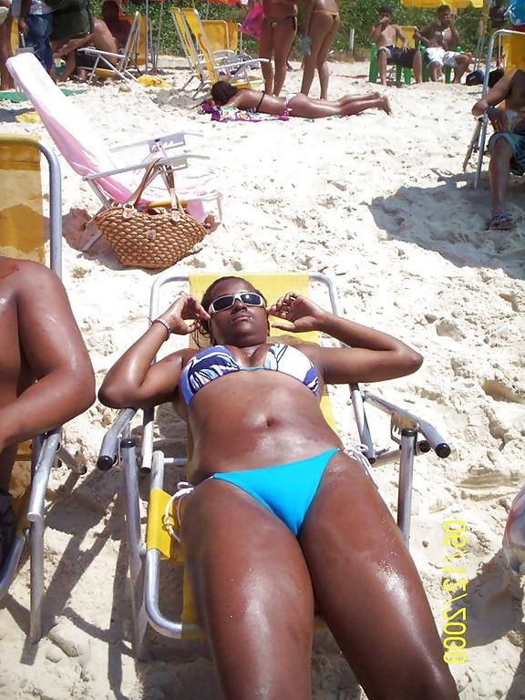 25P WOMAN IN WILD BIKINI(NA PRAIA DE BIKINE)