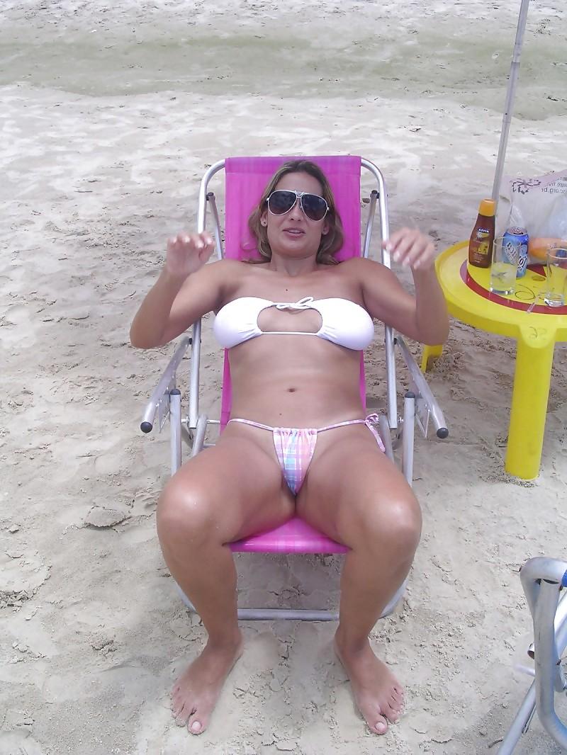 25P WOMAN IN WILD BIKINI(NA PRAIA DE BIKINE)