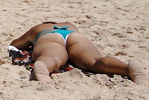25P WOMAN IN WILD BIKINI(NA PRAIA DE BIKINE)
