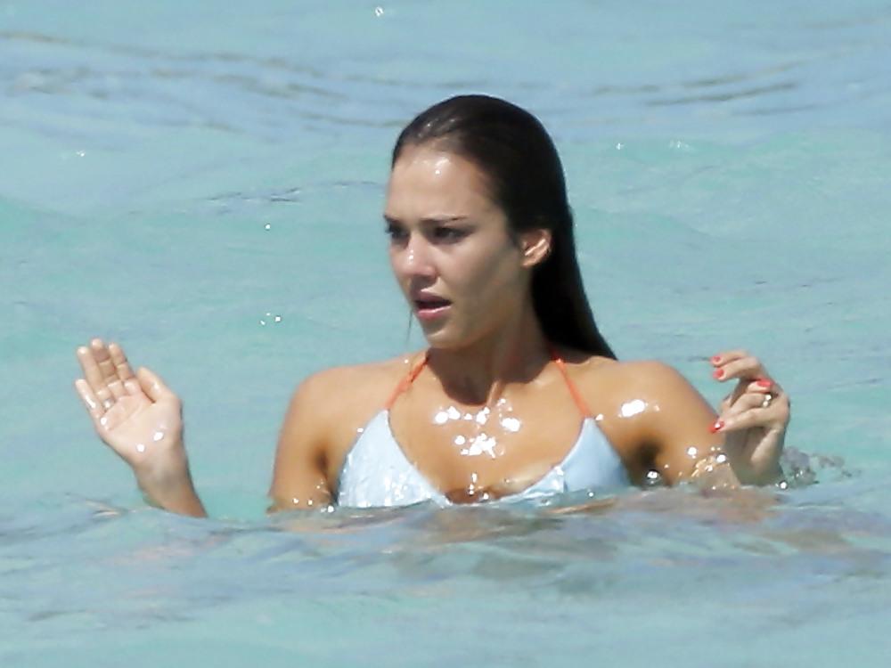 25P Jessica Alba at the beach