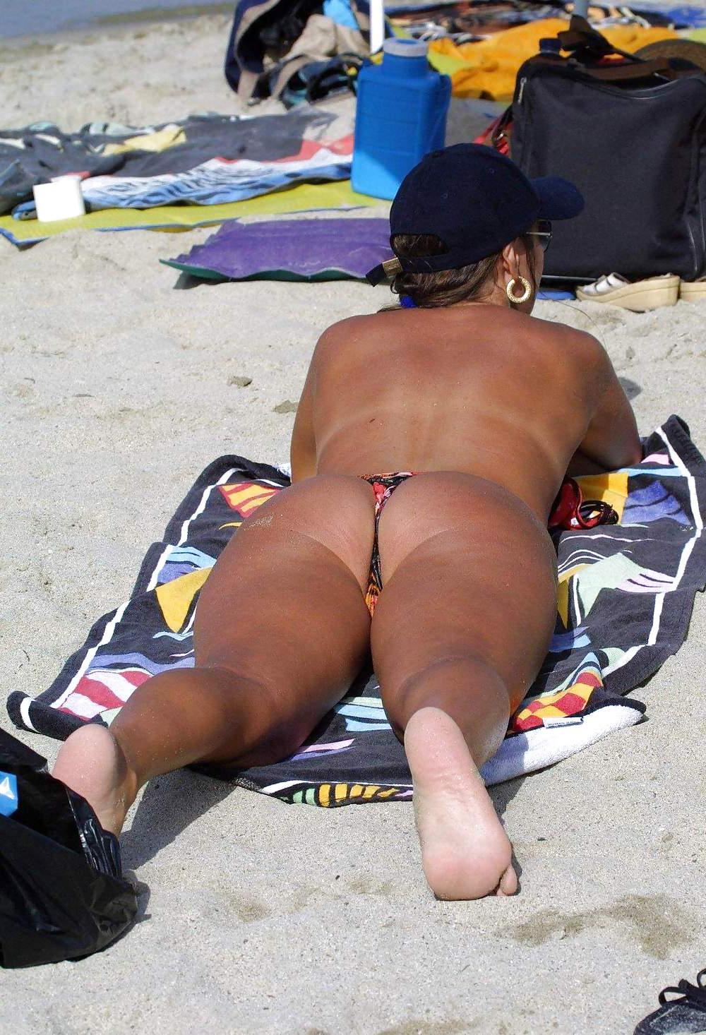 25P Beautiful Day At The Beach 24 (Asses) By Voyeur TROC