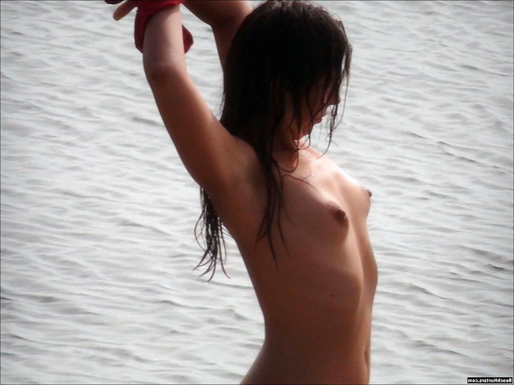 10P Topless beach pics