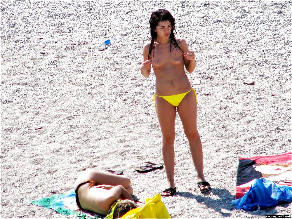 10P Topless beach pics
