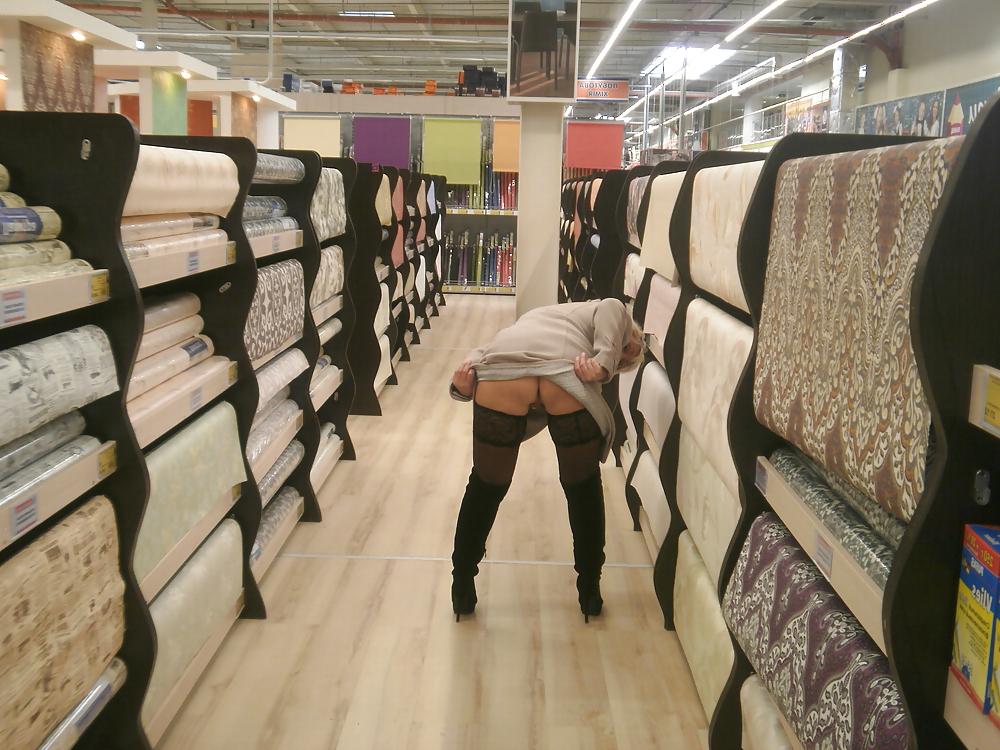 25P Lenka blondes flashing