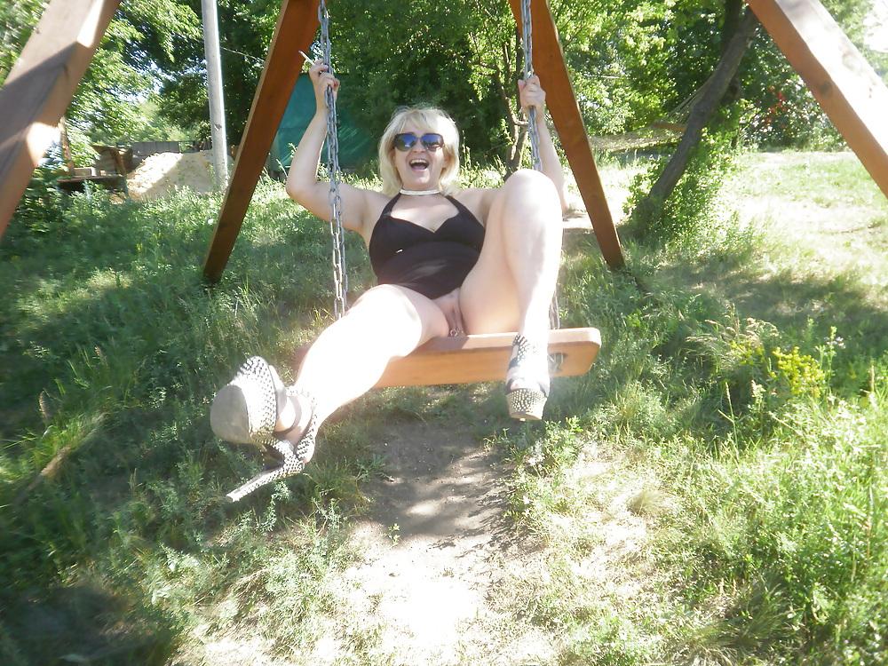 25P Lenka blondes flashing