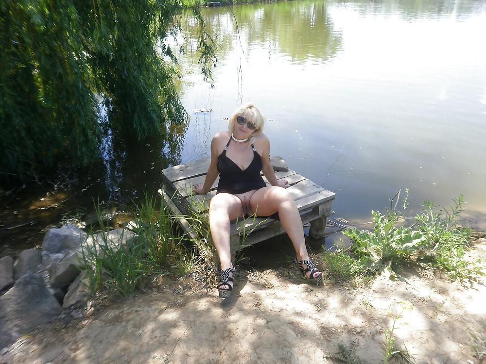 25P Lenka blondes flashing