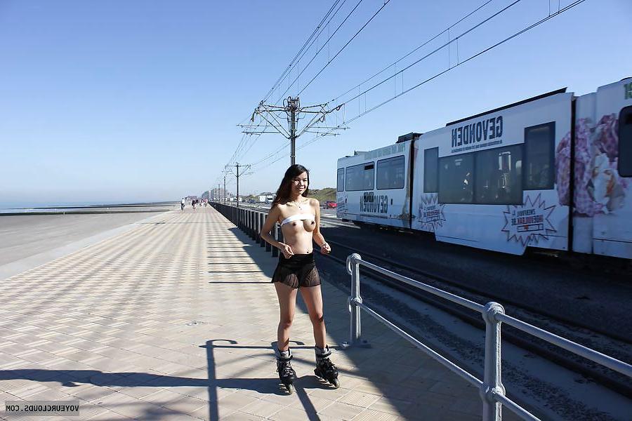 15P Flashing Females 20