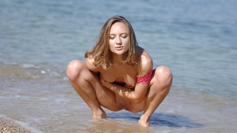 25P Beautiful Pussies On Beach By Voyeur TROC