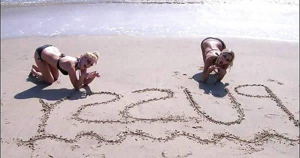 25P Beautiful Pussies On Beach By Voyeur TROC