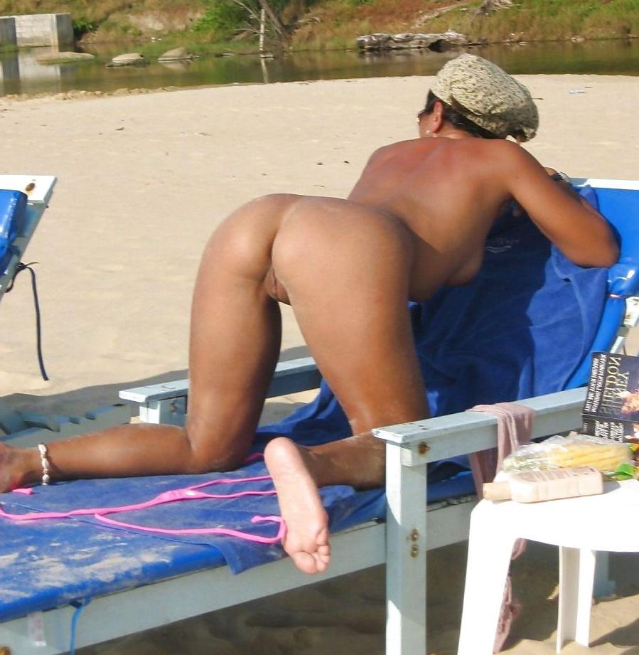8P A friend of my wife on the beach (Greece 2002)