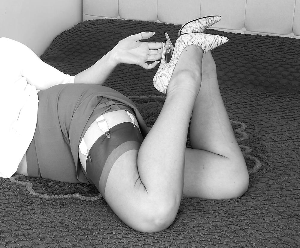 25P Sexy legs in nylons