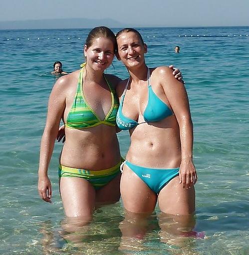25P Beach & Bikini Girls