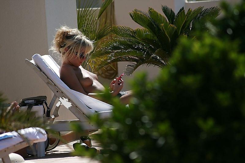 25P Posed and voyeur beach pictures