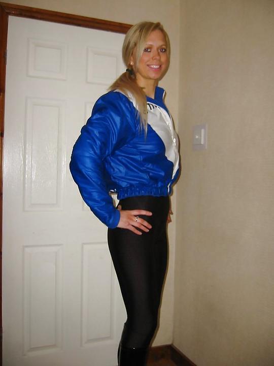 25P Racing girls in thight pants