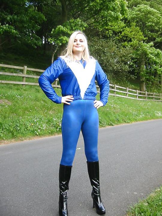 25P Racing girls in thight pants