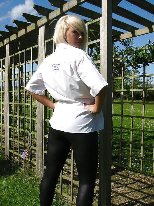 25P Racing girls in thight pants