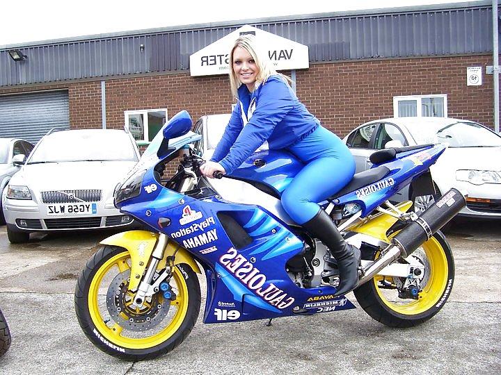 25P Racing girls in thight pants