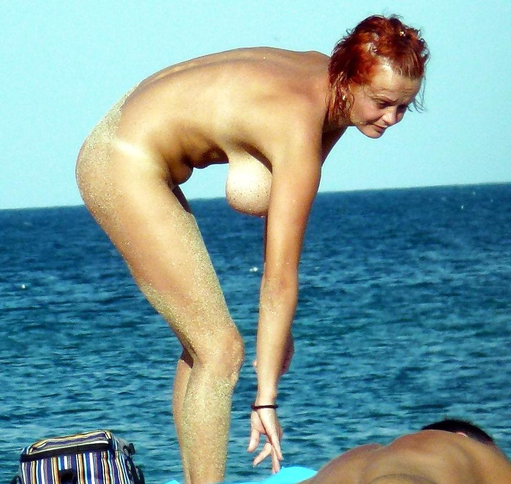25P NUDE AT THE BEACH