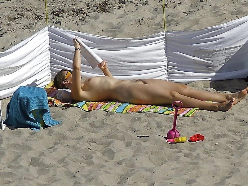25P Older Beach Nudists
