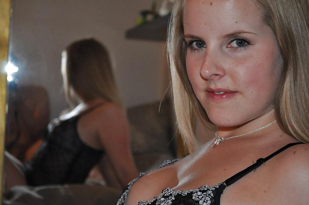 25P Sexy Curvy Blonde College Girl