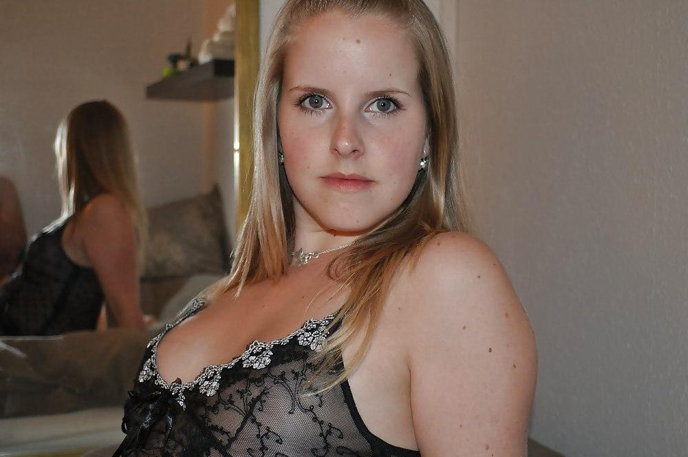 25P Sexy Curvy Blonde College Girl