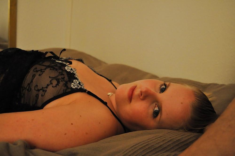25P Sexy Curvy Blonde College Girl