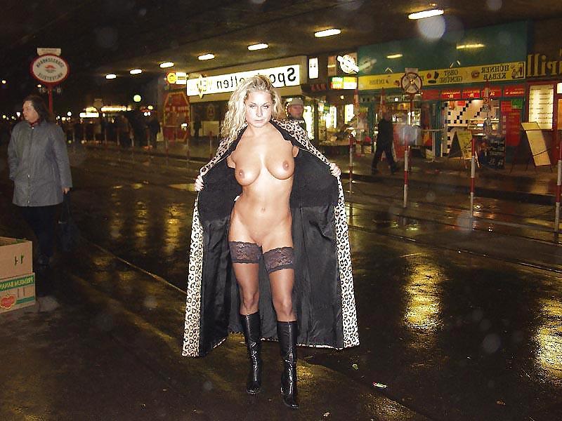 14P Girls flashing