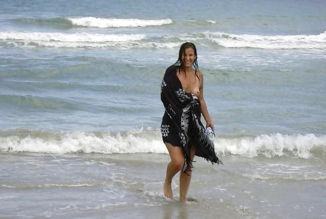 25P Beach Blowjob & fuck