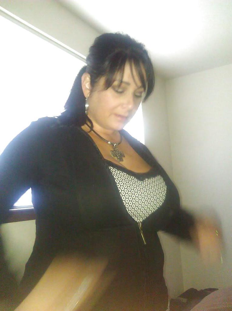 20P Big Breasted Mature Woman