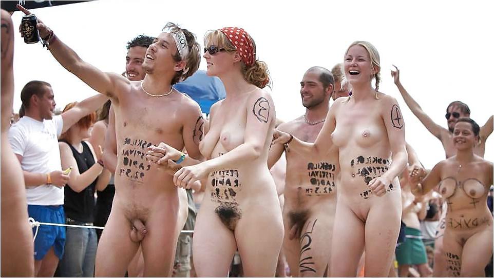 25P Horny nudist girls showing their pussies &tits Beach Teens 4