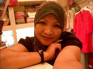21P Malay MILF Mature Tudung Tits