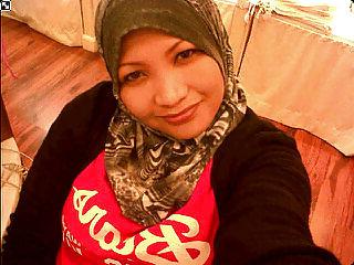 21P Malay MILF Mature Tudung Tits