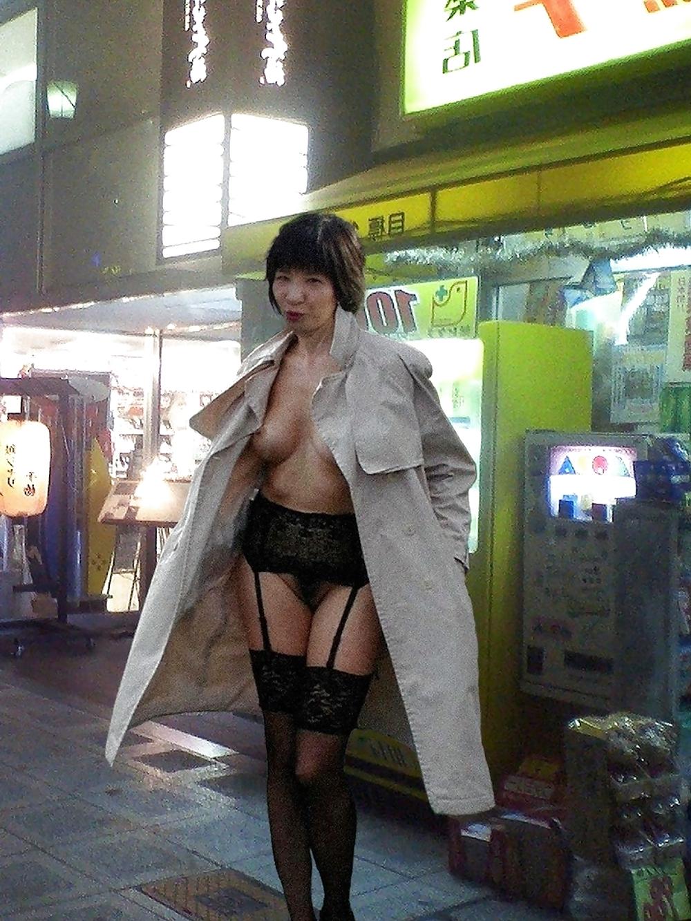 14P Flashing Females 15