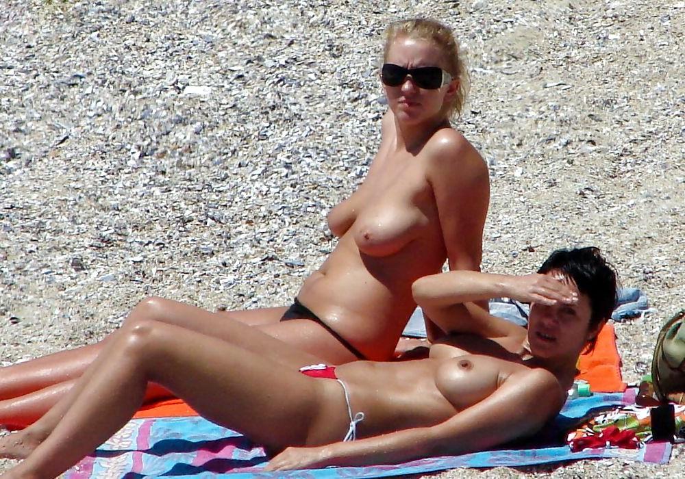 25P NUDE AT THE BEACH
