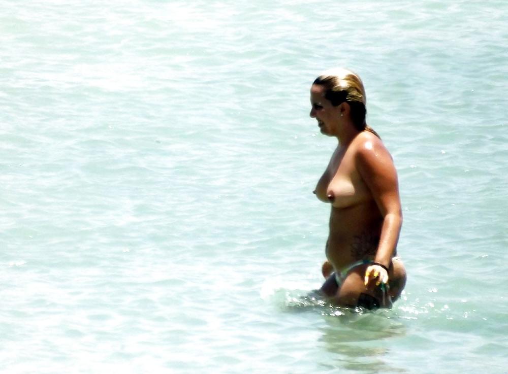 25P NUDE AT THE BEACH
