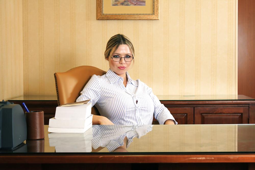 22P Kylee: Fake Tit Secretary