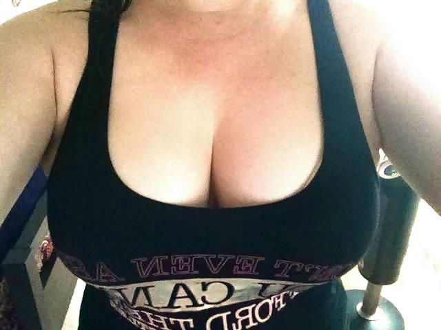 12P Flashing her Body