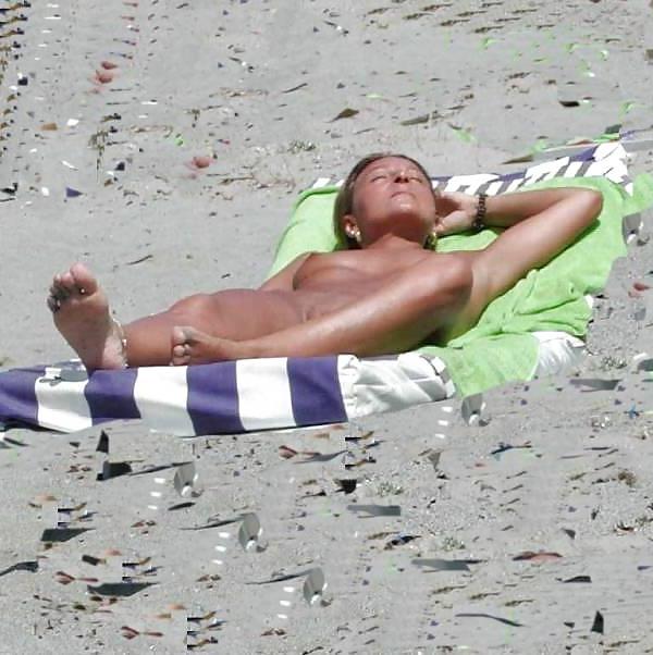 25P Beach nude babes